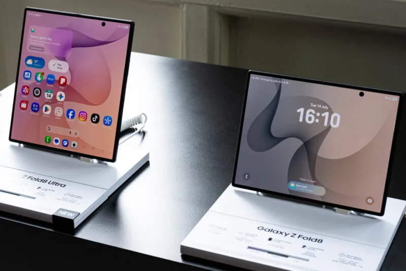 Samsung Galaxy Z Fold8 și Galaxy Z Fold8 Ultra așezate alături, deschise