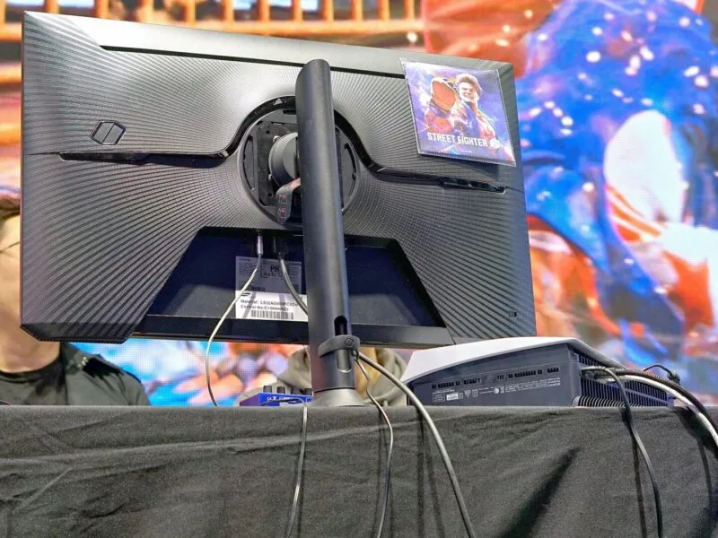 Monitor curbat Samsung Odyssey folosit pentru gaming la un stand de expoziție