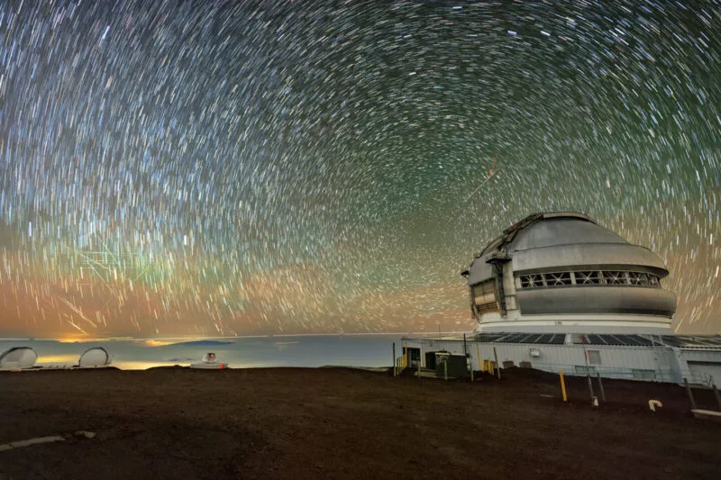 Urme luminoase lăsate de sateliţi pe cerul nocturn, deasupra telescopului Gemini North