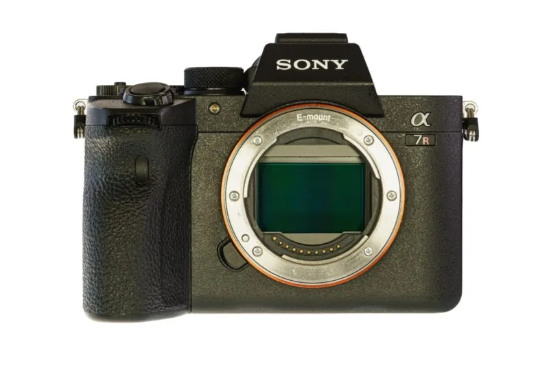 Corp de aparat foto mirrorless fără obiectiv, cu senzorul full-frame la vedere