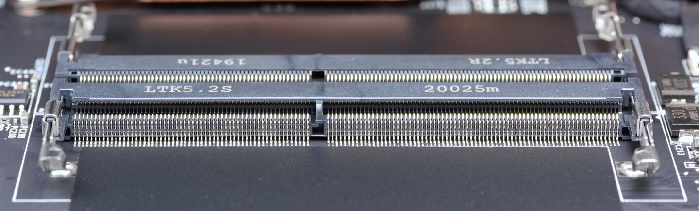 Slot SO-DIMM DDR4 pe placa de bază a unui laptop, alternativa la cei 8 GB de RAM lipiți pe placă