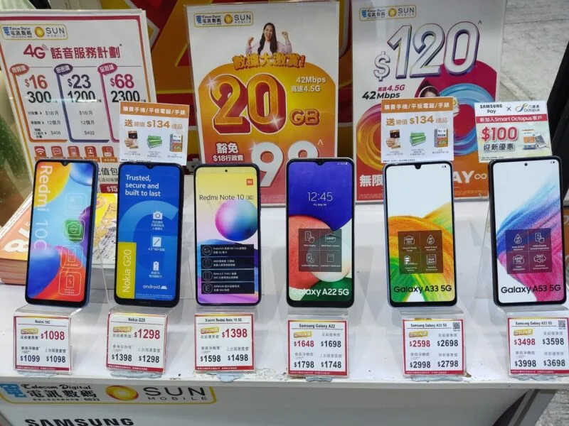 Vitrina unui magazin de telefonie cu smartphone-uri și prețuri afișate