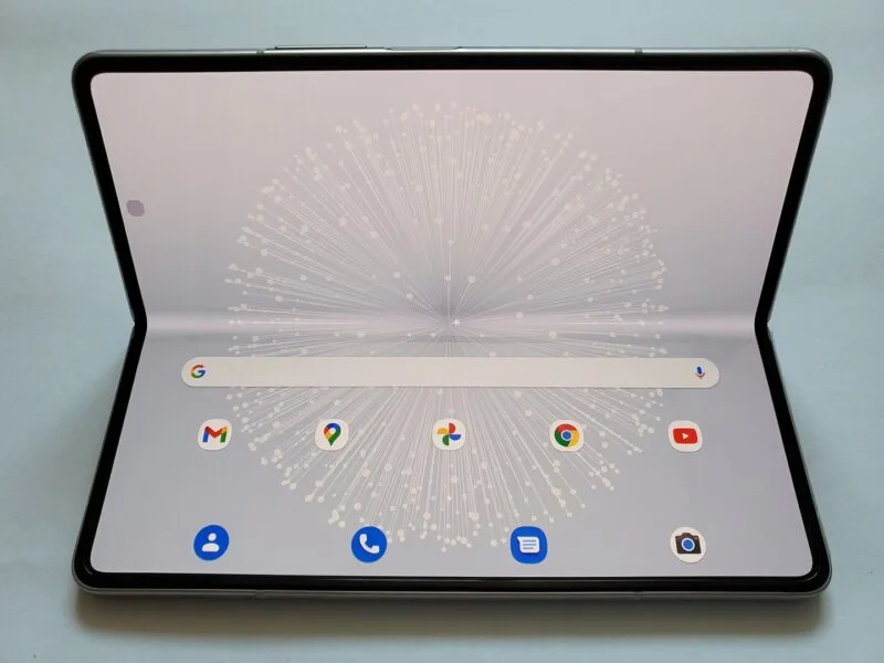 Solid Explorer pe un Samsung Galaxy Z Fold deschis, cu ecranul mare vizibil