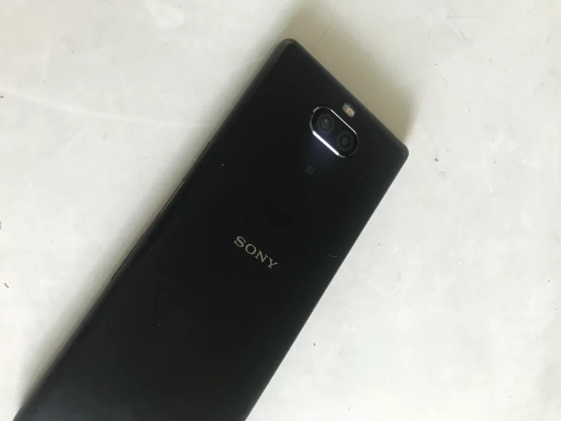 Telefonul Sony Xperia 10 ținut în mână, cu ecranul aprins