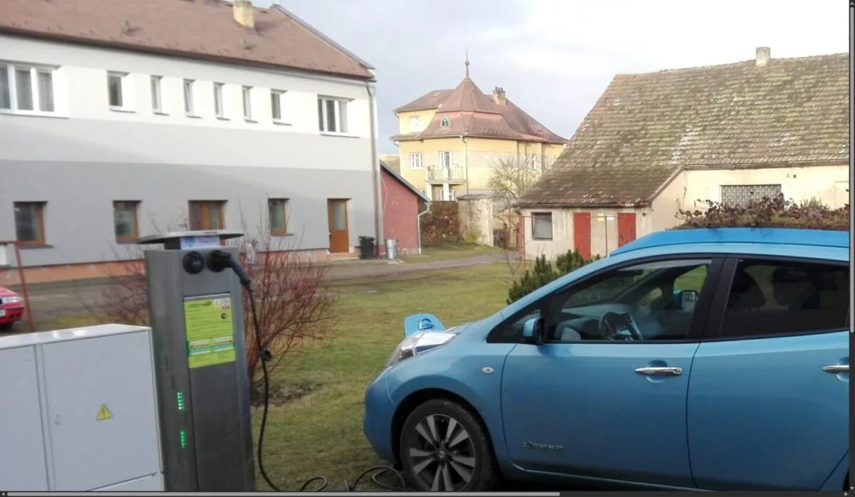 autonomia iarna Stație de încărcare pentru o mașină electrică, iarna
