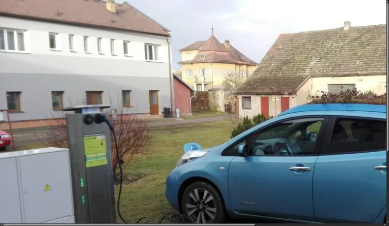 Stație de încărcare pentru o mașină electrică, iarna