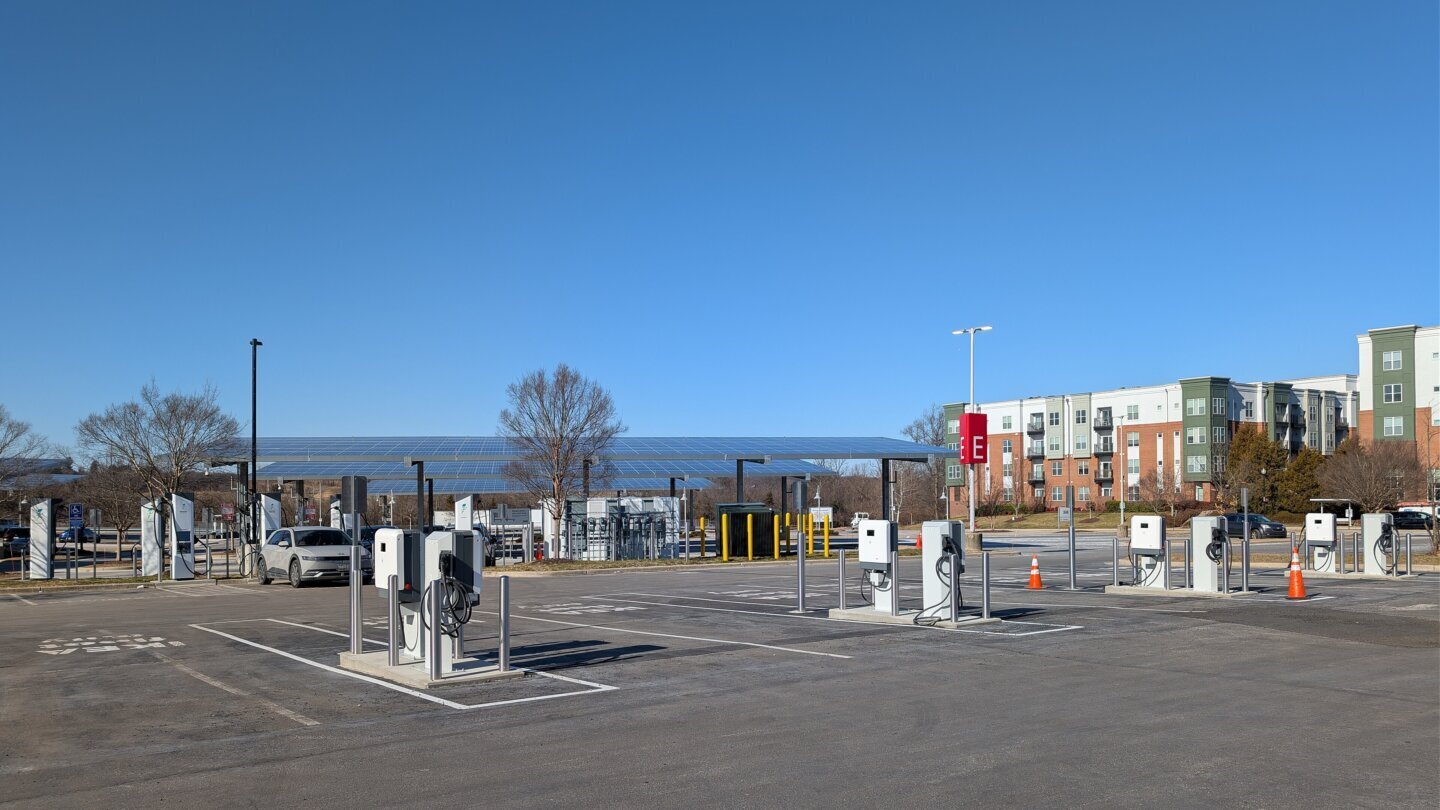 Mașină electrică la o stație de încărcare rapidă, scenariul vizat de baterii solid-state FEST