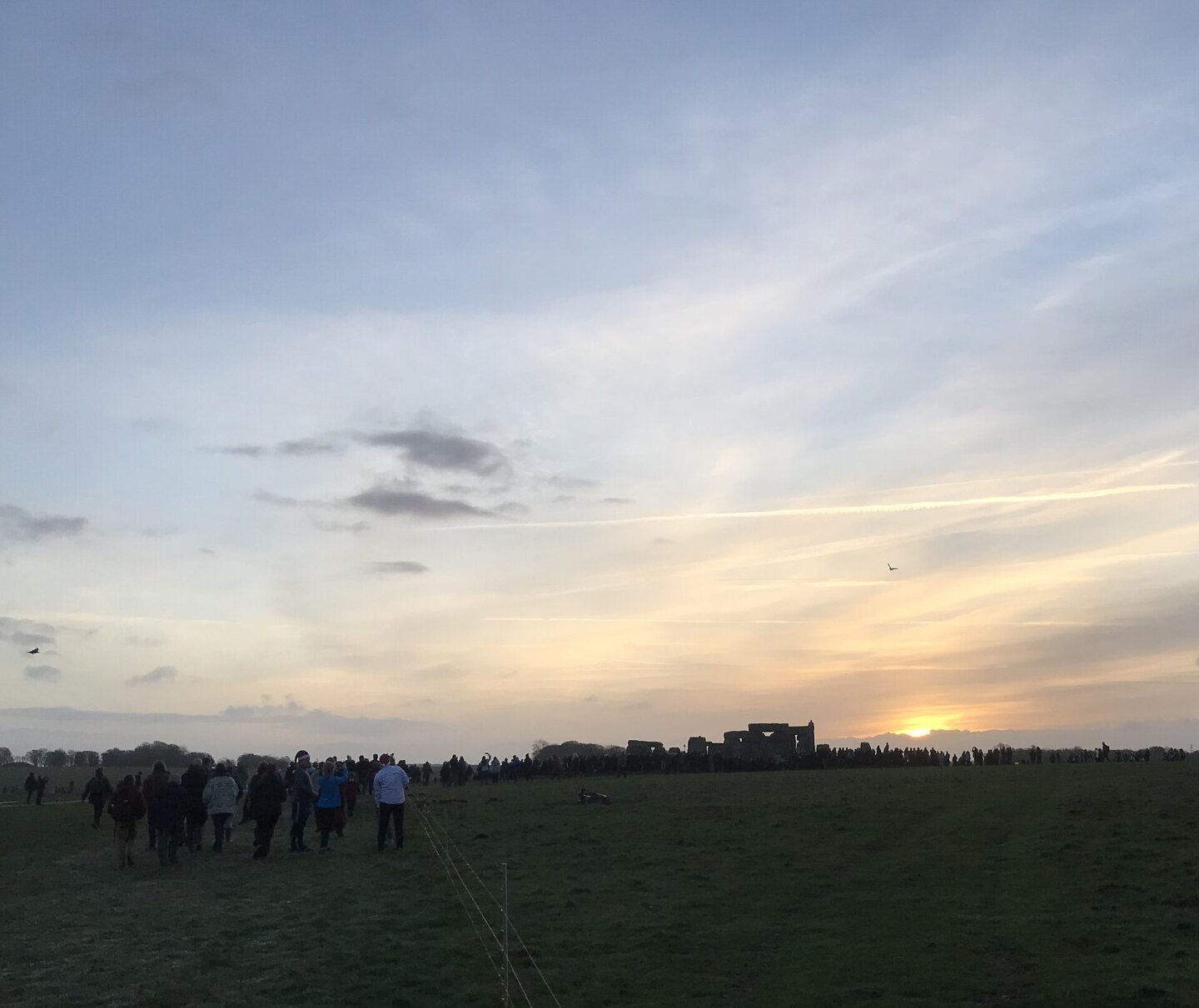 Stonehenge la răsăritul de solstițiu de iarnă, comparat cu sanctuarul neolitic de la Chleby