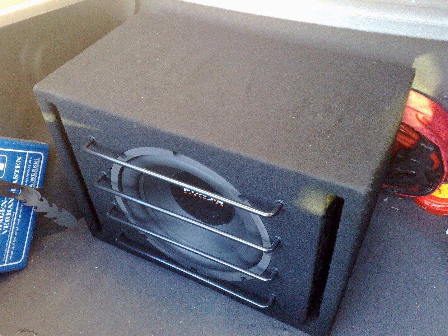 Subwoofer montat în portbagaj, unde direcția subwooferului se stabilește altfel decât în casă