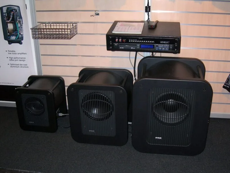 Subwoofere active expuse la un târg de tehnologie audio