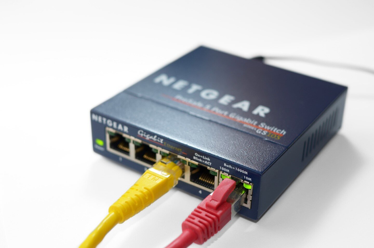 Switch Gigabit cu cinci porturi, alternativa la un router vechi ca switch de rețea