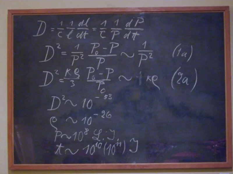 Tabla păstrată la Oxford, pe care Einstein a scris ecuații de cosmologie în 1931