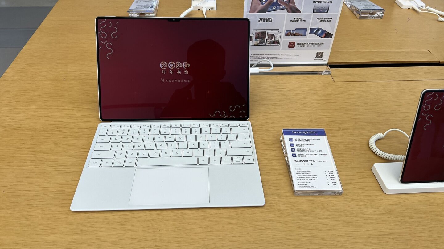 Tablete Huawei expuse într-un magazin, din familia din care face parte Huawei MatePad Pro 2026