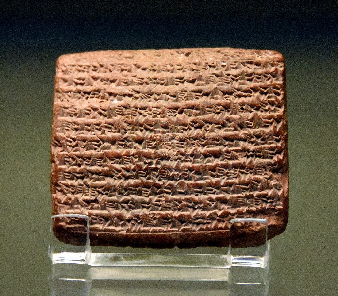 Lista Regilor Asirieni contrazisă de o tăbliță de lut cu inscripții cuneiforme din Mesopotamia