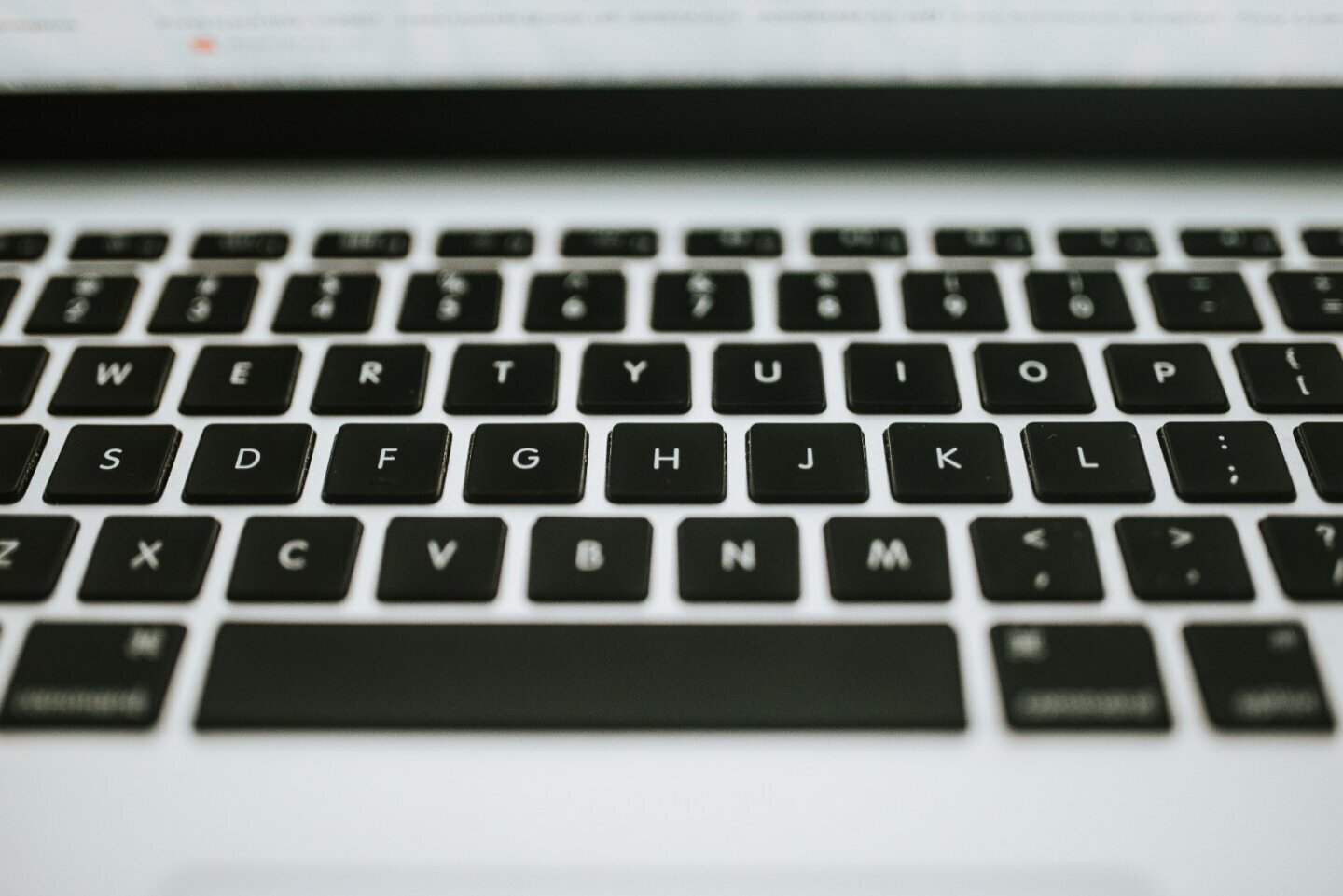 Tastatura unui MacBook, folosită pentru comenzile care pornesc Apple Diagnostics
