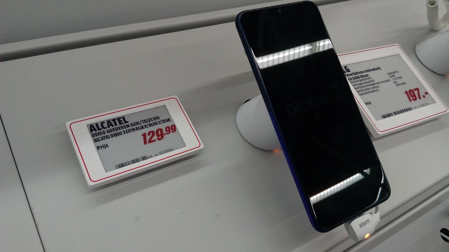 Telefoane expuse într-un magazin de electronice, în contextul scumpirii gadgeturilor