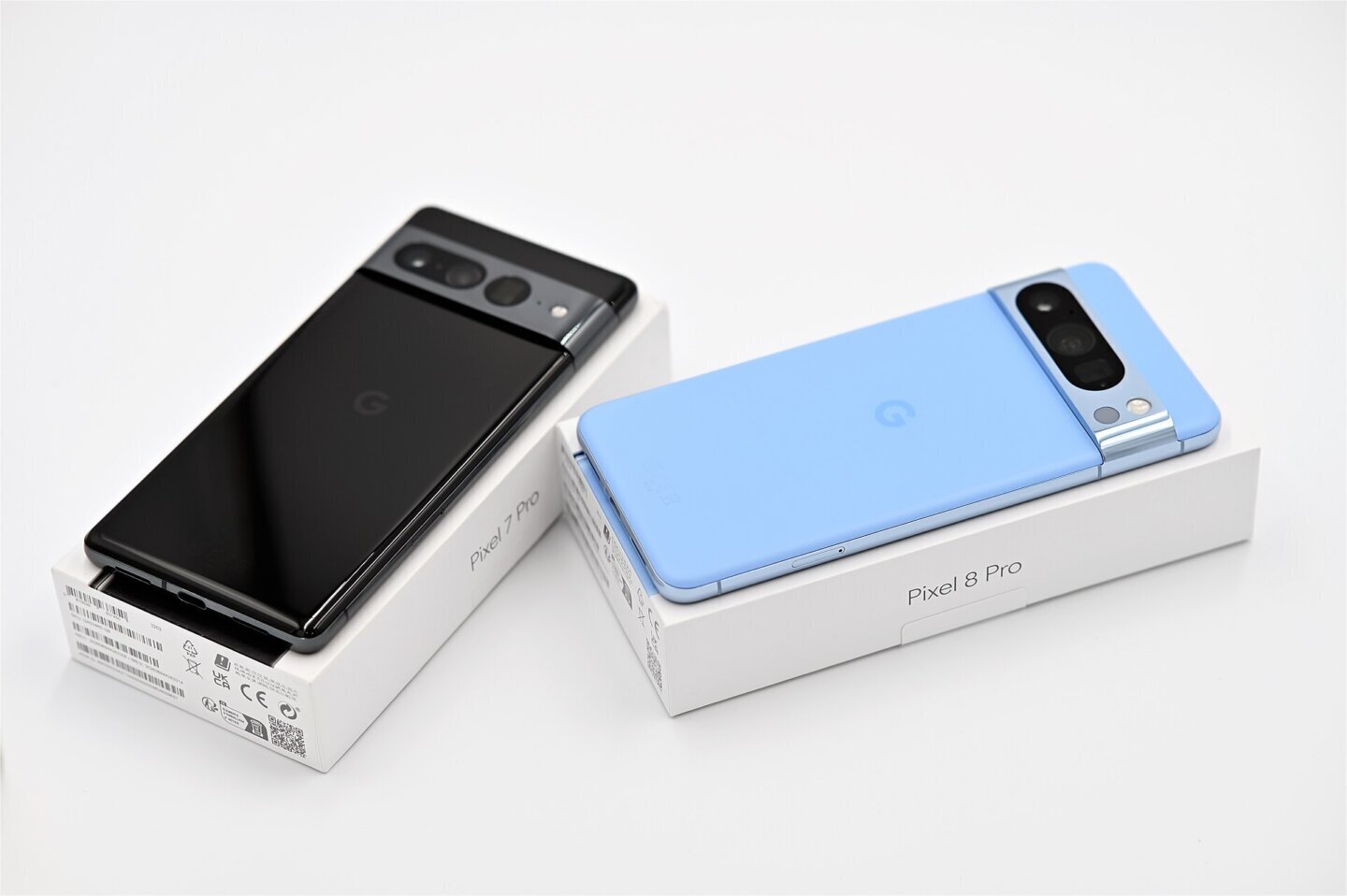 Două telefoane Google Pixel care folosesc Gemini 3.5 Transcribe prin funcția Rambler din Gboard
