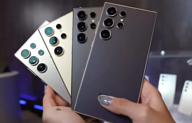 Mai multe telefoane Samsung din seria Galaxy S așezate pe o masă