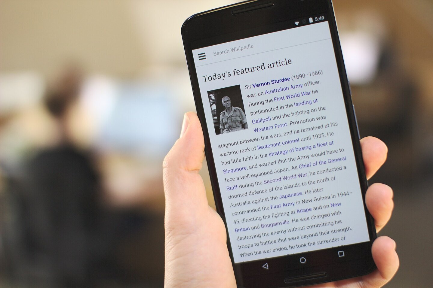 magazine de aplicații Telefon Android ținut în mână, dispozitivul pe care pot fi instalate magazine de aplicații alternative