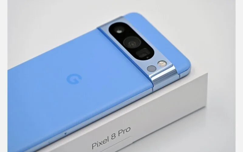 Smartphone Google Pixel așezat pe o suprafață, cu ecranul aprins