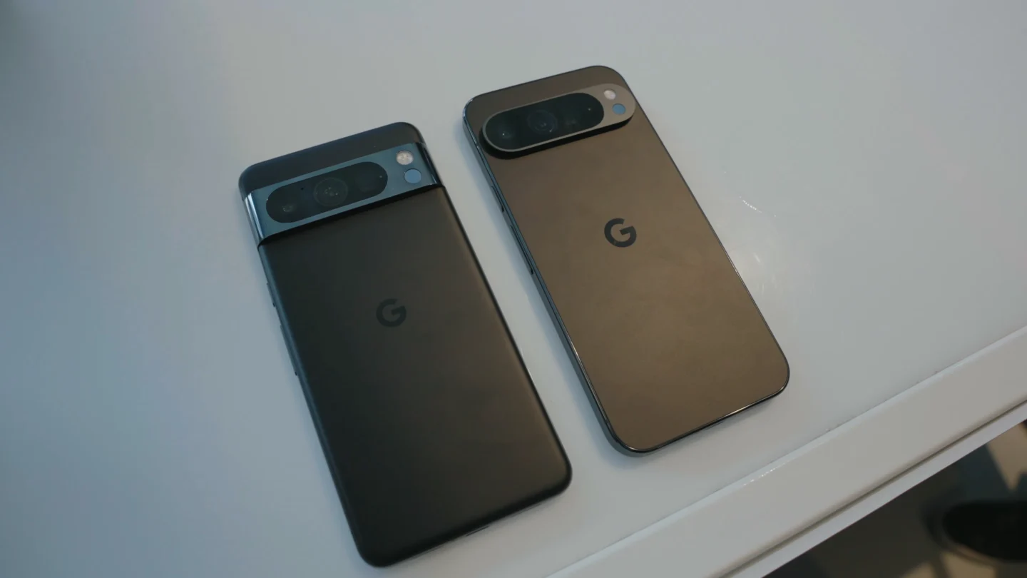 Telefon Google Pixel ținut în mână, cu aplicația unde rulează Gemini Live Deep Research