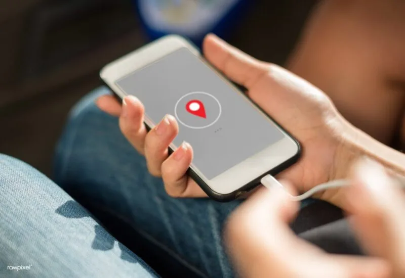 Mâini care conectează telefonul la încărcător, pentru bateria telefonului