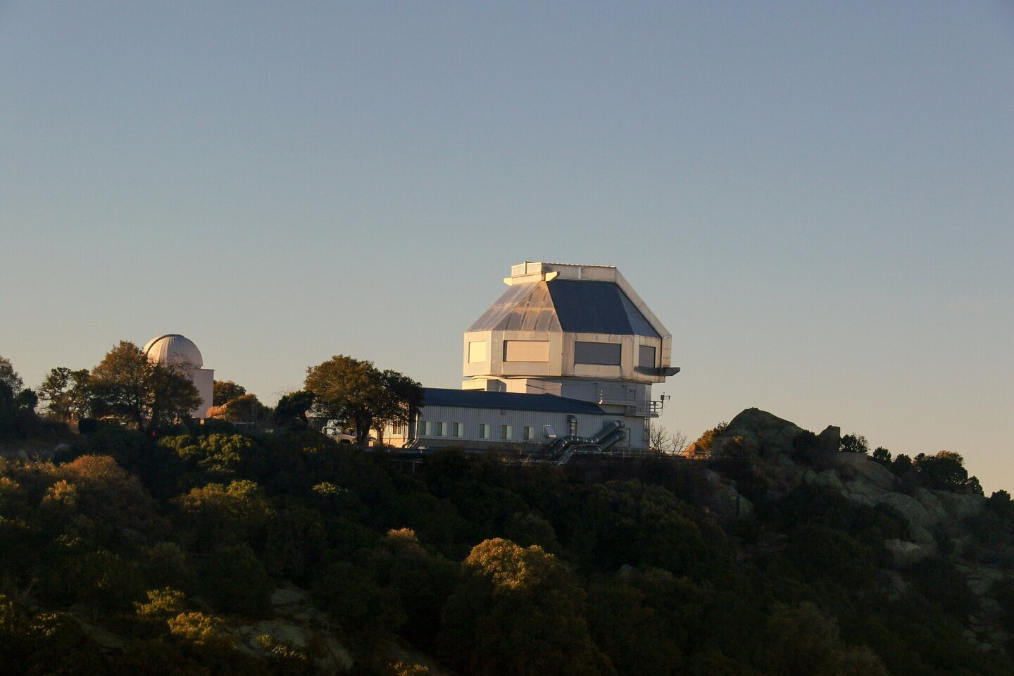 Telescopul WIYN de 3,5 metri de la Kitt Peak, cu care a fost cântărită exoplaneta GJ 523b