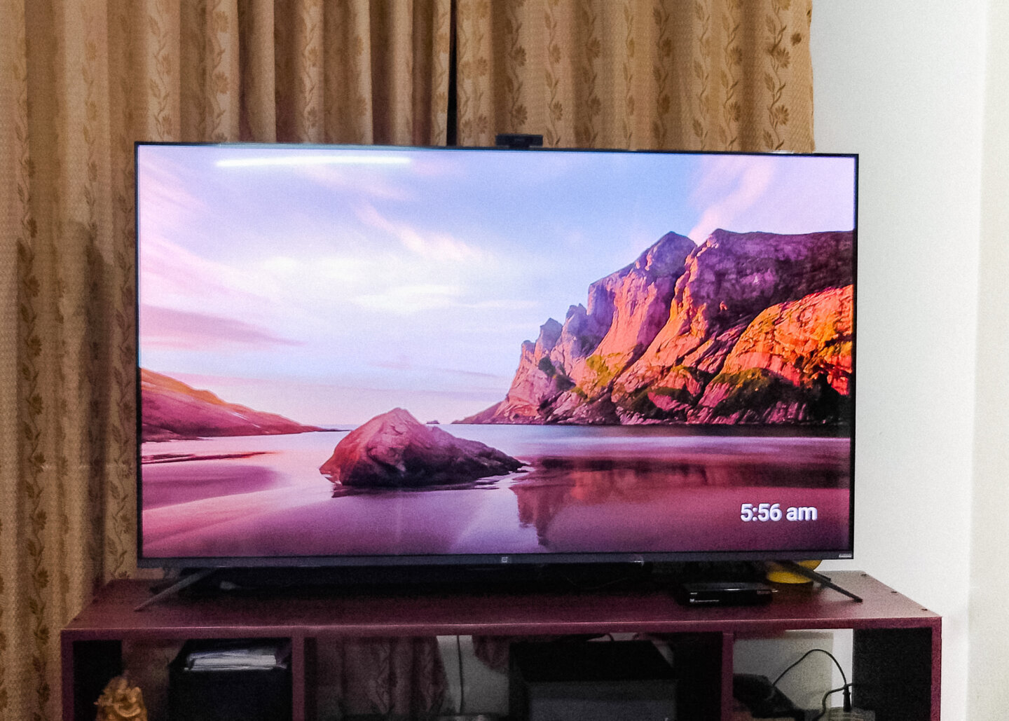 Dolby Vision pe Netflix Televizor 4K compatibil cu Dolby Vision pe Netflix, conectat printr-un cablu HDMI cu HDCP 2.2