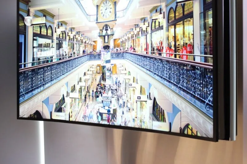 Televizor Samsung cu ecran curbat expus într-un showroom de electronice