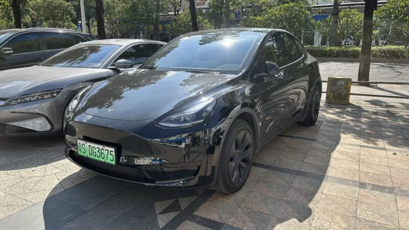 Tesla Model Y văzut din față pe o stradă din China, model vizat de rechemarea pentru mânerele de uși