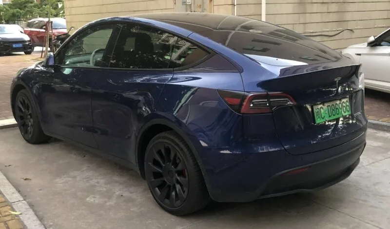 Monitorizarea șoferului Tesla: un Model Y parcat pe o stradă din China