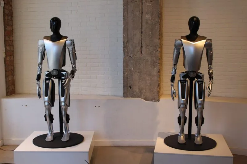 Robotul umanoid Tesla Optimus expus publicului
