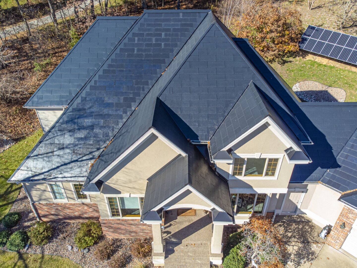 Țigle fotovoltaice Tesla Solar Roof montate pe acoperișul unei case