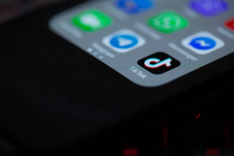 Ecranul unui smartphone care afiseaza aplicatia TikTok