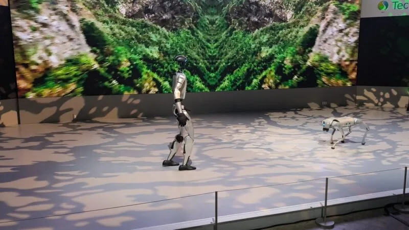 Robot umanoid Unitree G1 prezentat la salonul Japan Mobility Show 2025 din Tokyo