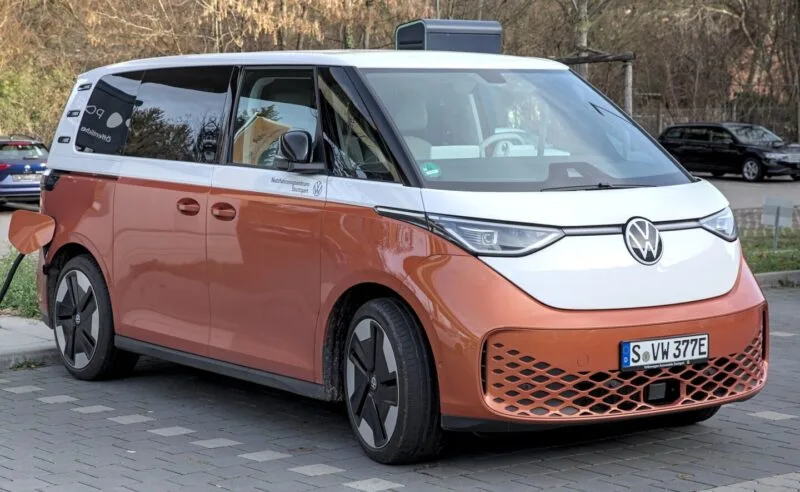 Volkswagen ID. Buzz electric văzut din față, model compatibil cu cheia digitală Samsung Wallet