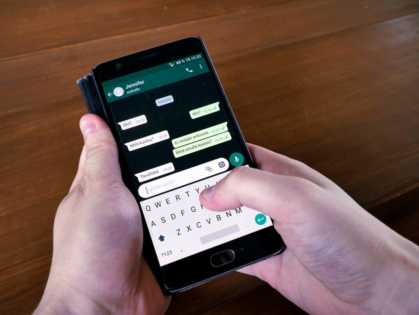 Buton de căutare WhatsApp într-o conversație deschisă pe smartphone