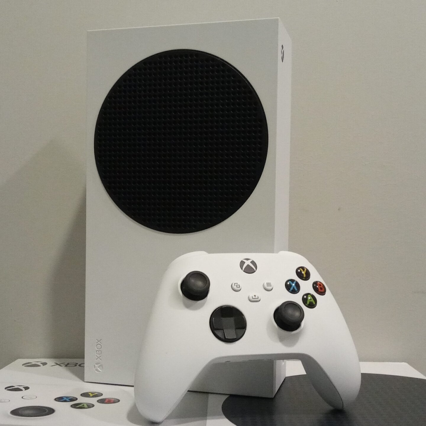 Xbox Series S alături de controller wireless