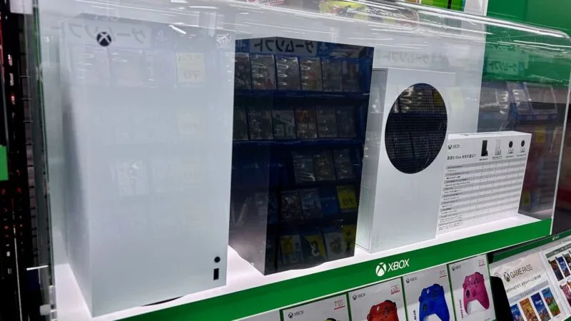 Consolele Xbox Series X și Xbox Series S așezate una lângă alta