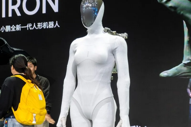 Robotul umanoid XPeng IRON expus la salonul auto din Guangzhou, în 2025