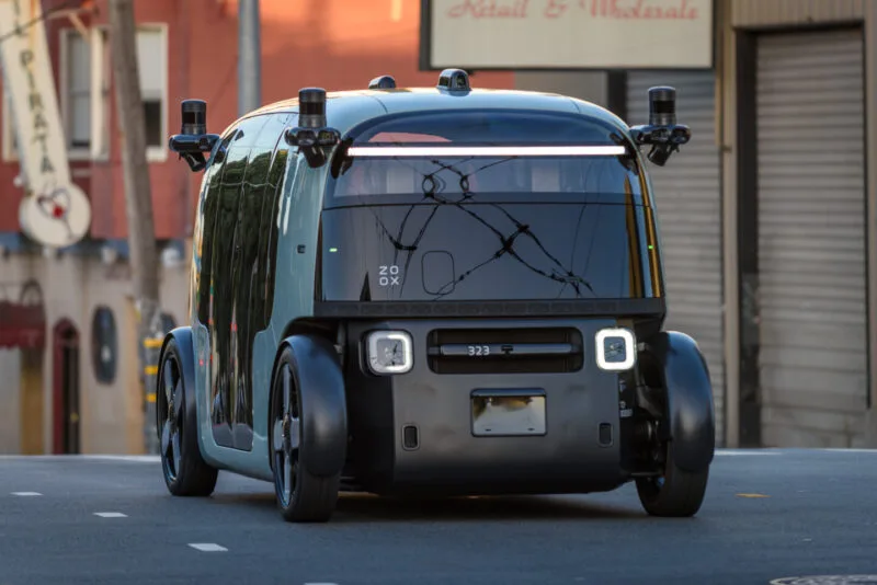 Vehicul robotaxi Zoox, fără volan şi fără pedale, oprit pe o stradă din San Francisco