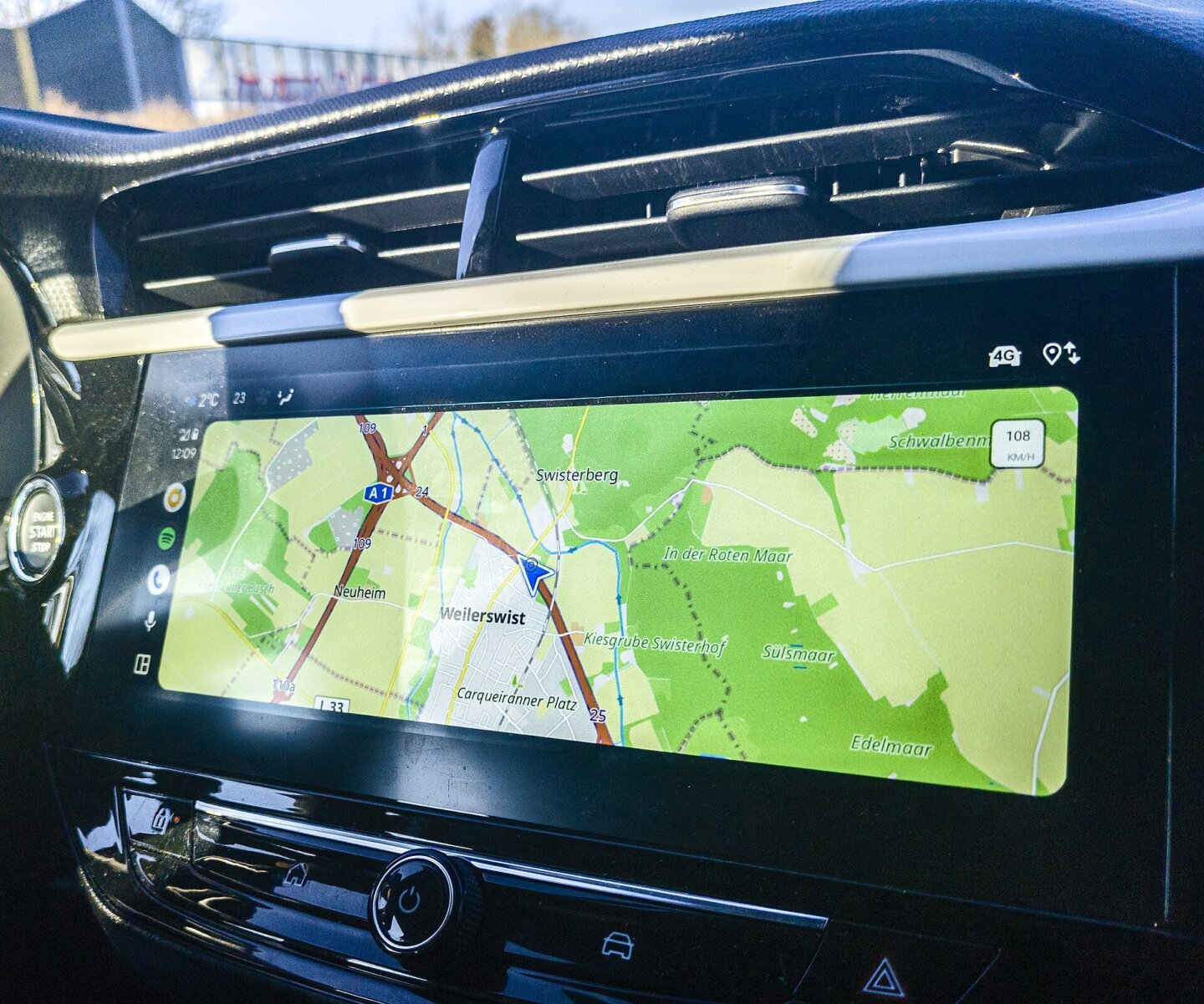 Ecran de infotainment cu hartă de navigație într-o mașină, exemplu de upgrade la un sistem audio auto vechi