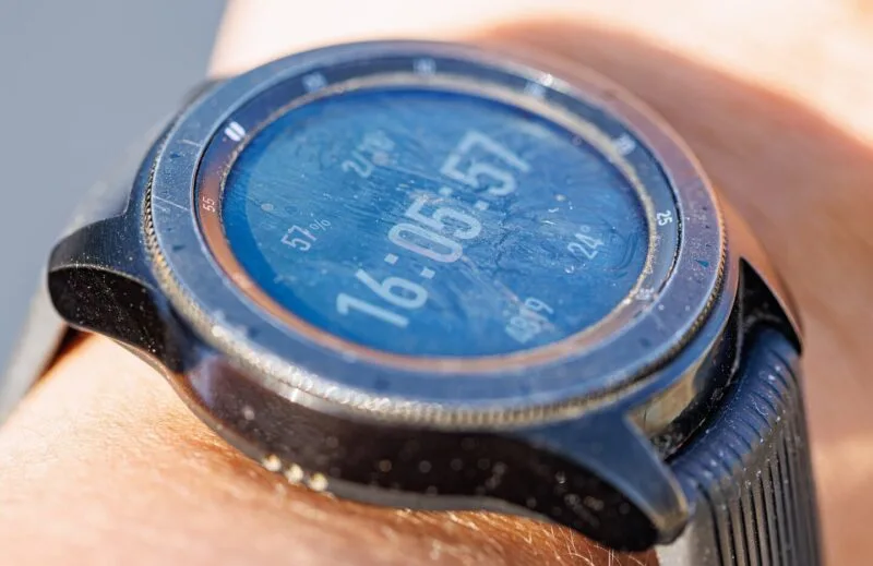 Ceas inteligent Samsung Galaxy Watch cu ecran rotund și curea din silicon