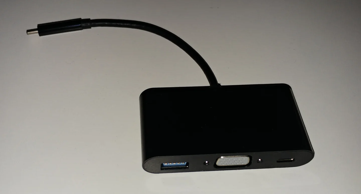 Hub USB-C cu mai multe porturi, similar cu hubul USB integrat într-un monitor