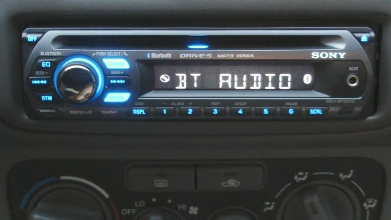 Radio CD Sony iluminat, montat în bordul unei mașini mai vechi