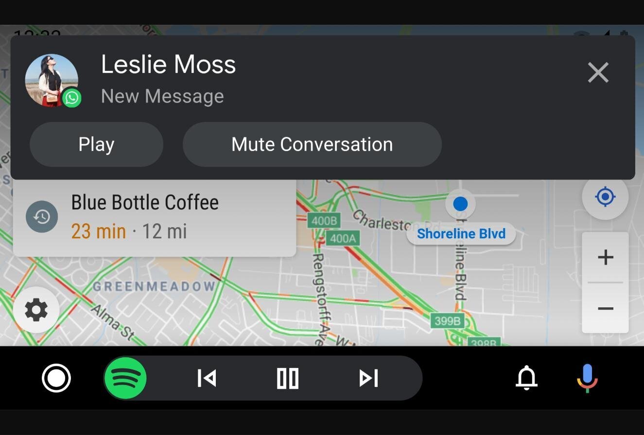 Interfața Android Auto: hartă Google Maps, notificare de mesaj și bara de redare audio