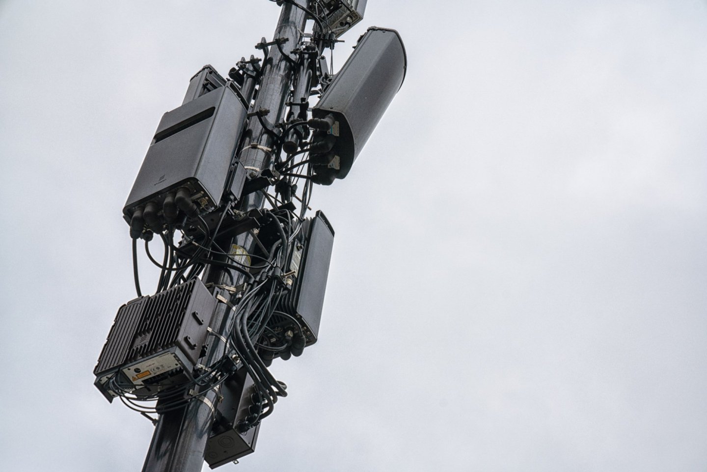 Antene de telefonie mobilă 5G montate pe un pilon metalic
