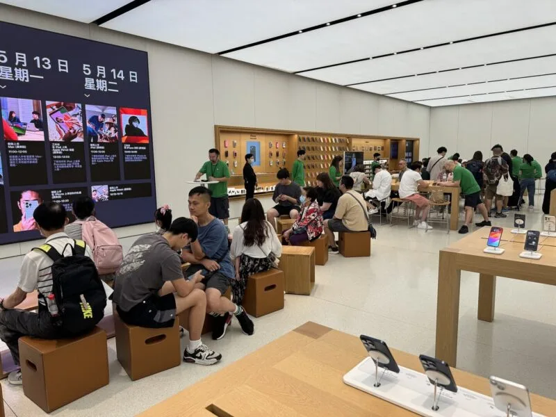 Modele de iPhone expuse pe o masă într-un magazin Apple