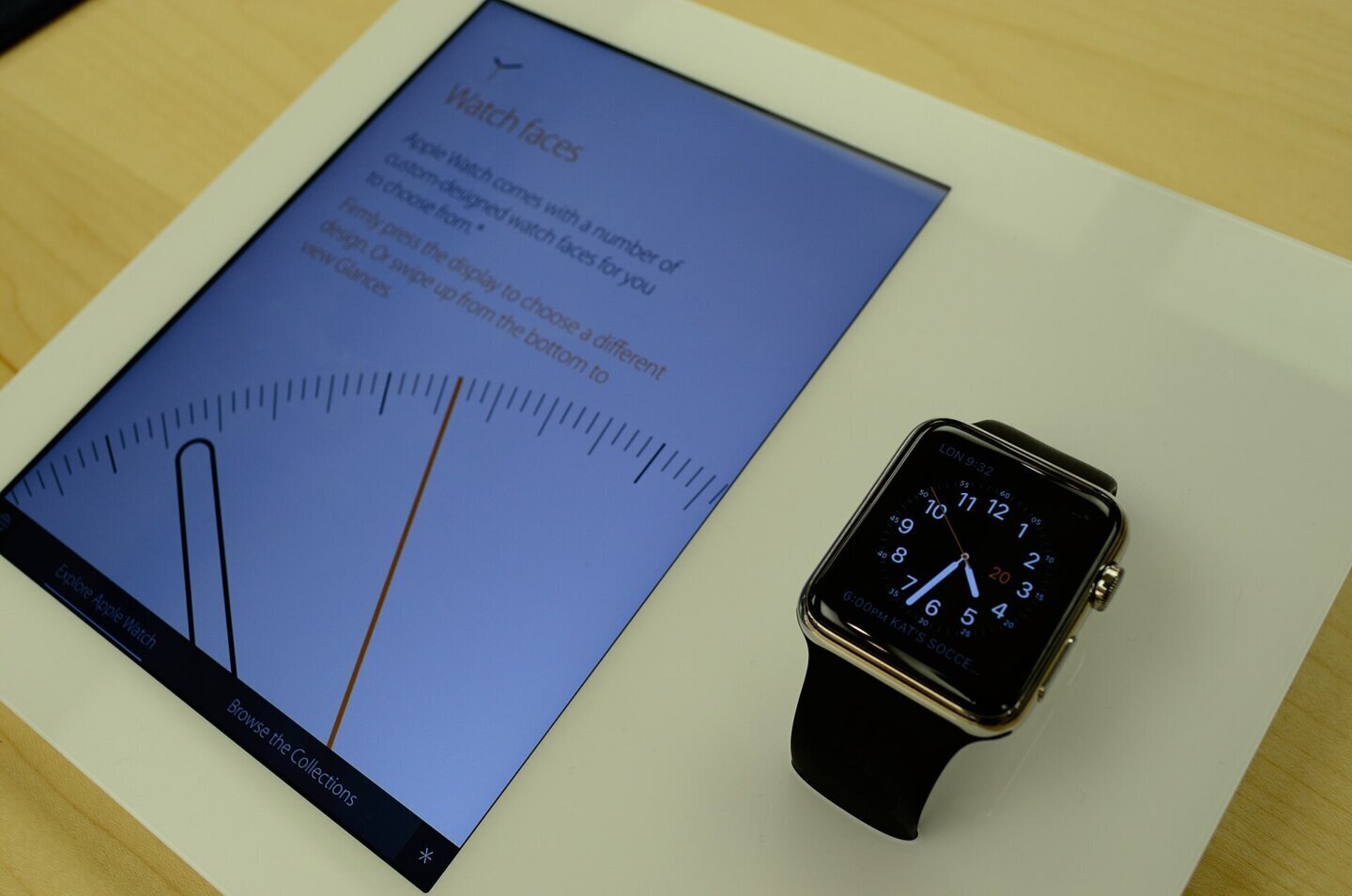 Ceasuri Apple Watch expuse într-un magazin Apple Store, ilustrație pentru Apple Watch Series 12