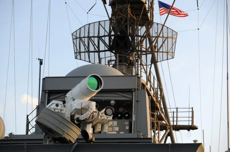 Sistem de armă cu laser al Marinei americane instalat pe puntea navei USS Ponce